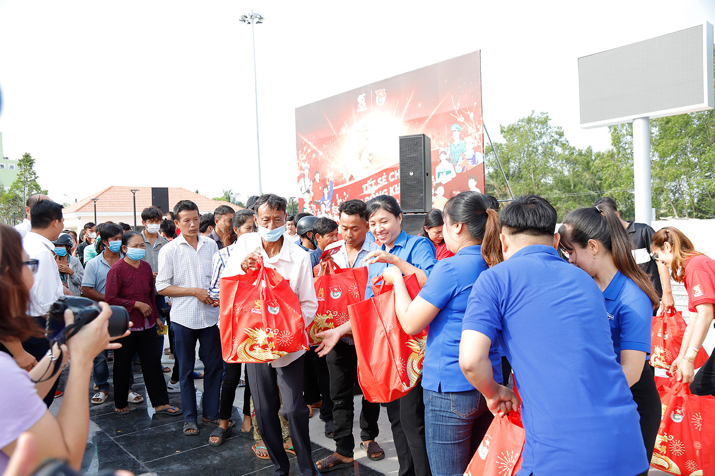 Chương trình đã trao 10.400 phần quà Tết đến các đối tượng thụ hưởng, với tổng ngân sách lên tới 7,4 tỷ đồng.