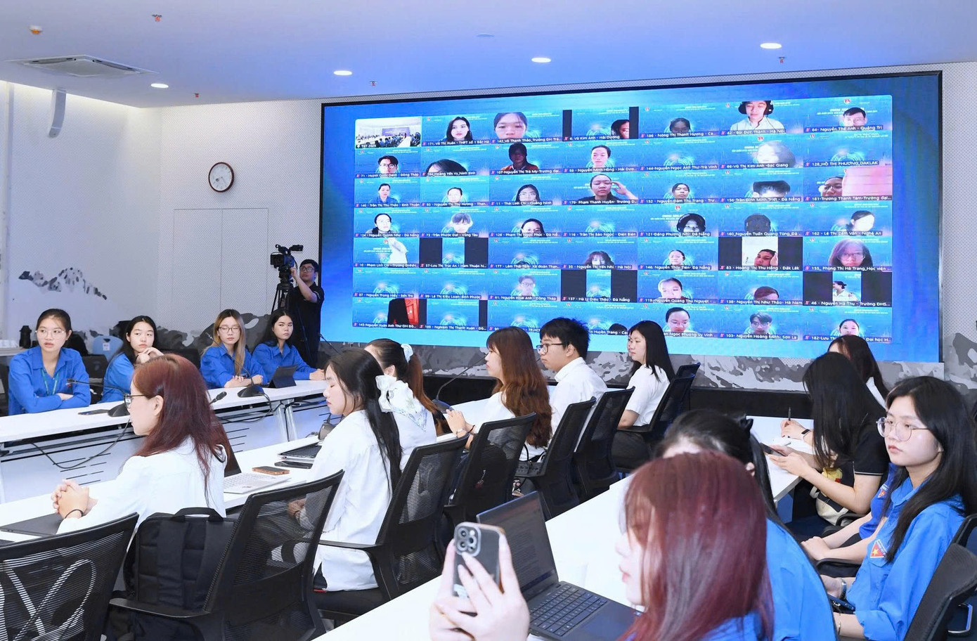 Chương trình diễn ra theo hình thức trực tiếp kết hợp trực tuyến.