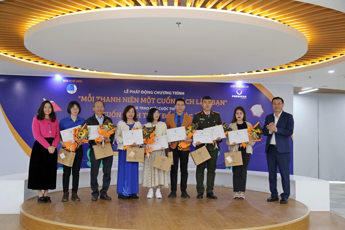 Các tác giả đoạt giải thưởng của cuộc thi. Các tác giả đoạt giải thưởng của cuộc thi.