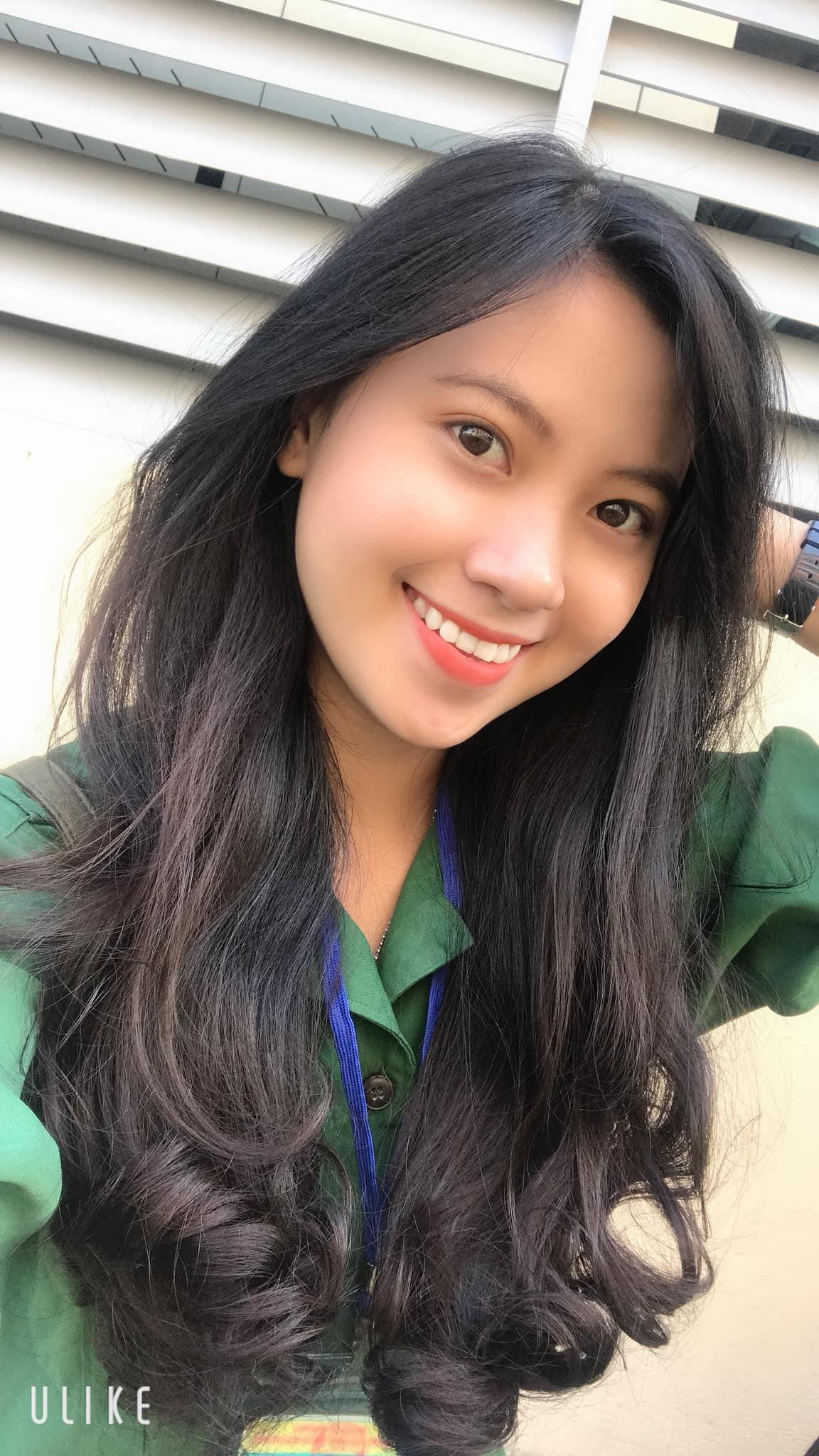 Trong 3 năm học tại trường THPT Tiểu La (Quảng Nam), Ngô Hồng Nhi đã đạt được nhiều thành tích, nổi bật như: Giải nhất "Nữ sinh Tài năng thanh lịch 2013" (Hoa Khôi), 2 năm liền giải A "Tiếng hát mãi xanh", Giải Nhất "Thuyết trình Văn học tỉnh Quảng Nam 2015", 12 năm liền là Học sinh giỏi... và nhiều giải thưởng khác ở địa phương.