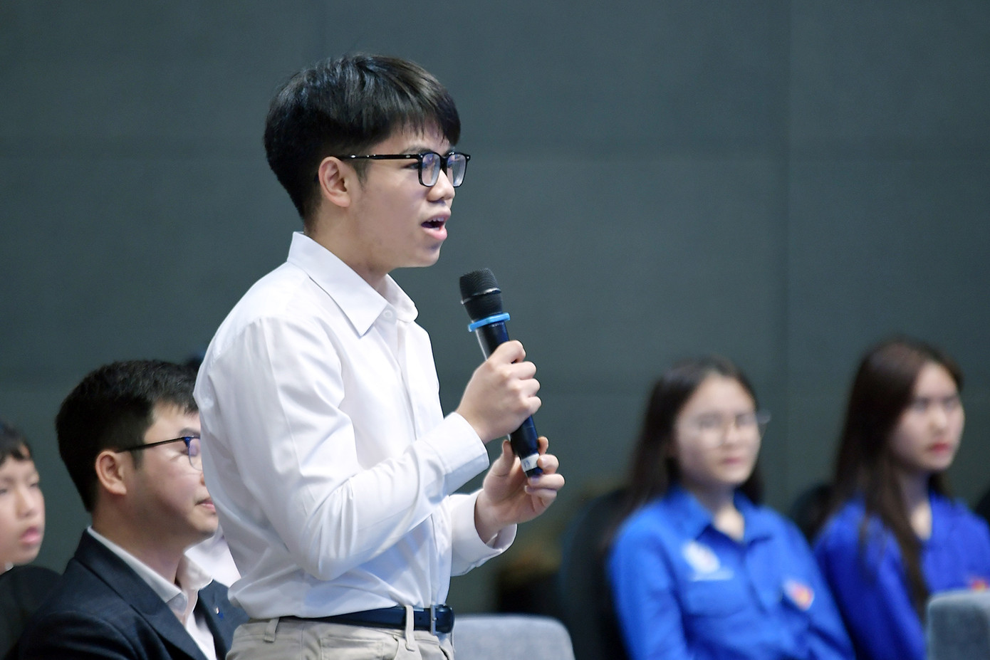 Các đại biểu đặt câu hỏi tại chương trình.