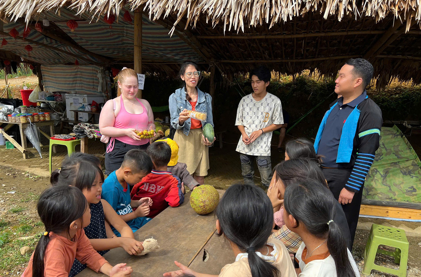 A Tủa chia sẻ về văn hoá, con người dân tộc Mông với du khách trong và ngoài nước.