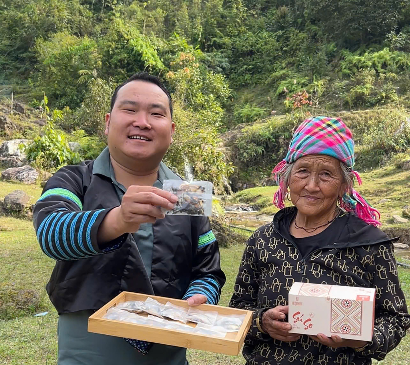 A Tủa giới thiệu sản phẩm nông sản vùng cao trên mạng xã hội.