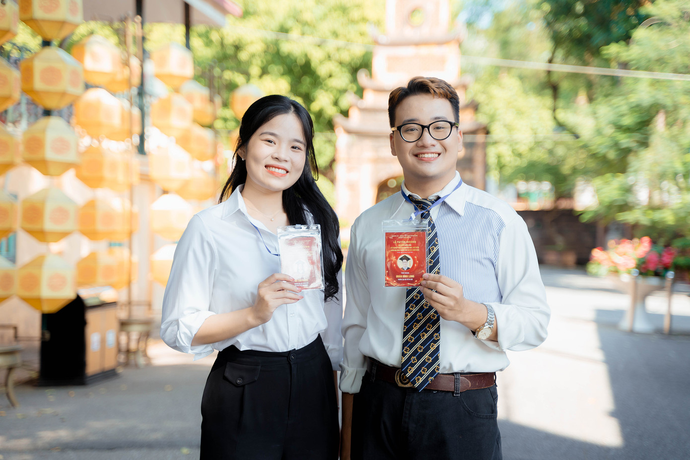 Đoàn Đình Long với các bạn Thủ khoa tại Văn Miếu - Quốc Tử Giám. Ảnh: NVCC Đoàn Đình Long với các bạn Thủ khoa tại Văn Miếu - Quốc Tử Giám. Ảnh: NVCC