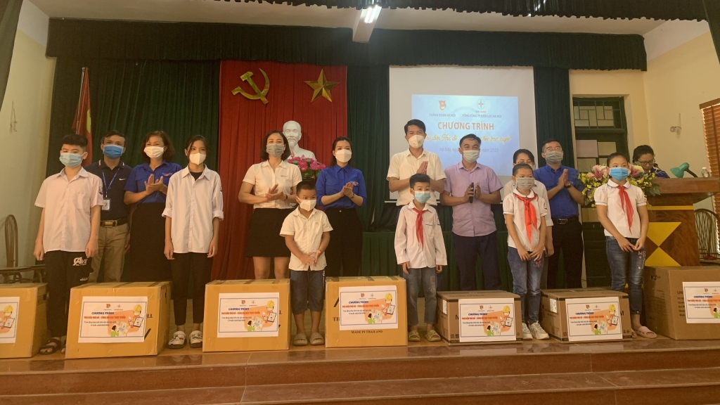 Những chiếc máy tính được trao tặng tới thiếu nhi có hoàn cảnh khó khăn huyện Thanh Oai. Những chiếc máy tính được trao tặng tới thiếu nhi có hoàn cảnh khó khăn huyện Thanh Oai