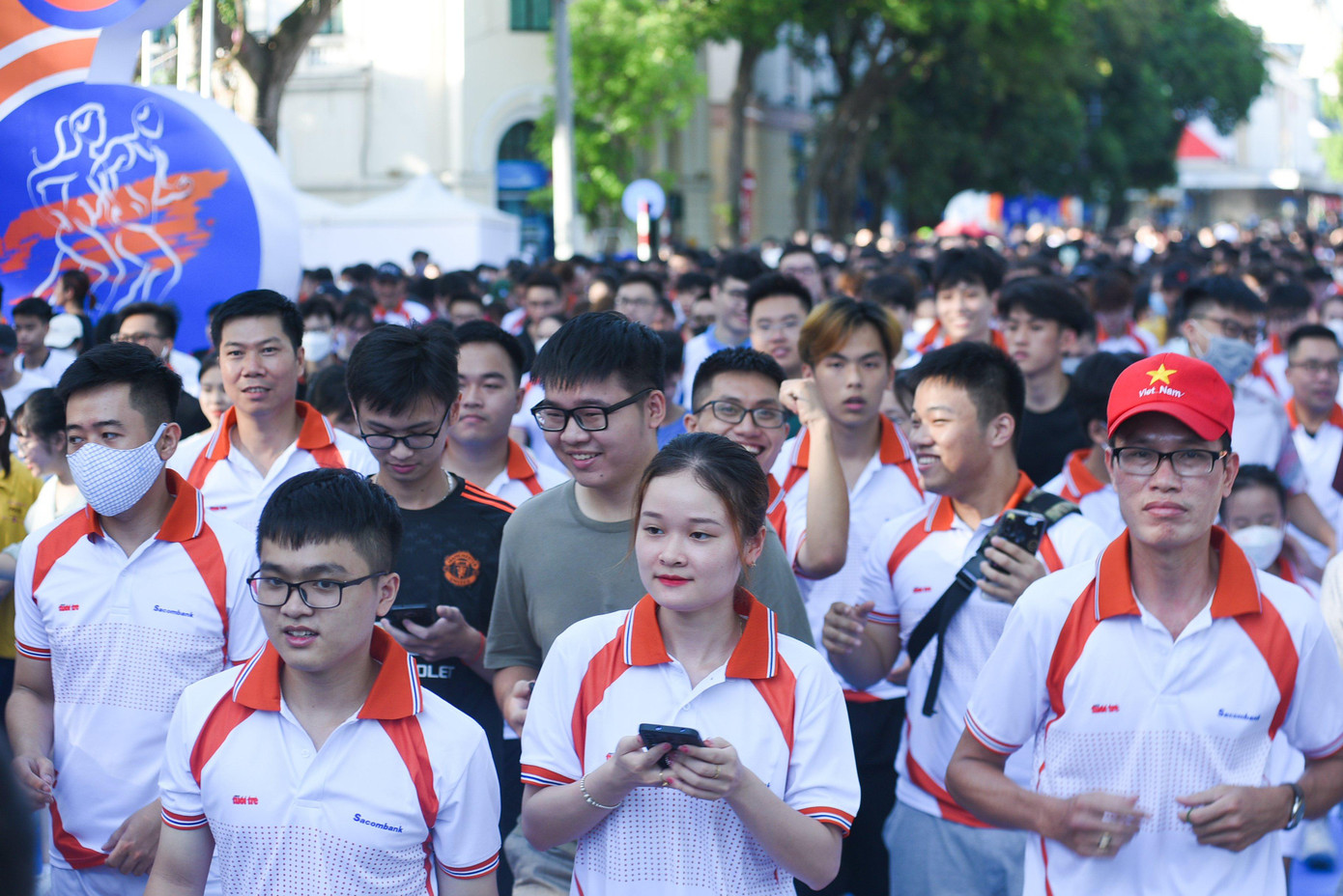 Hơn 2.000 thanh niên, sinh viên đã tham dự giải chạy bộ hưởng ứng Ngày không tiền mặt 2022.