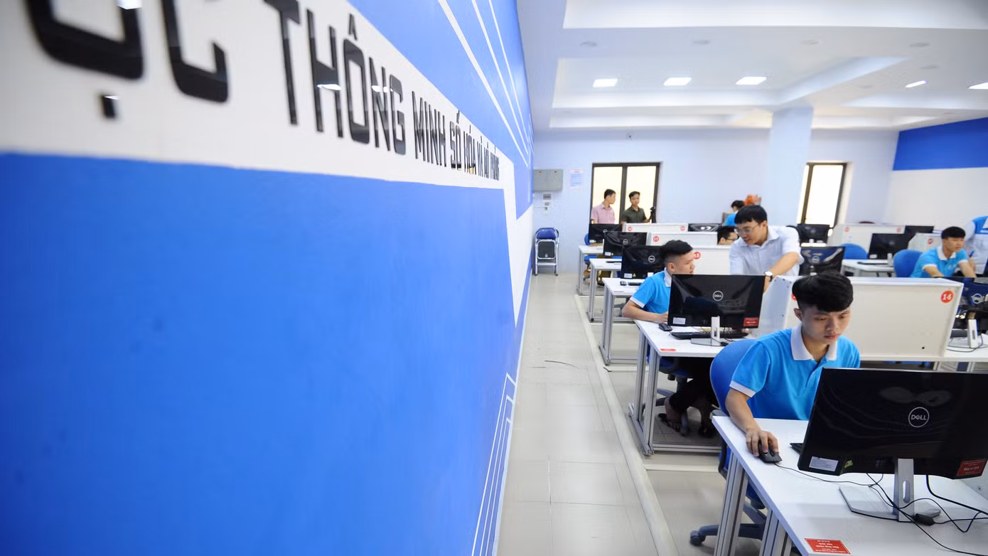 Thanh niên cả nước tham gia phong trào 'Bình dân học vụ số'. Ảnh: DƯƠNG TRIỀU