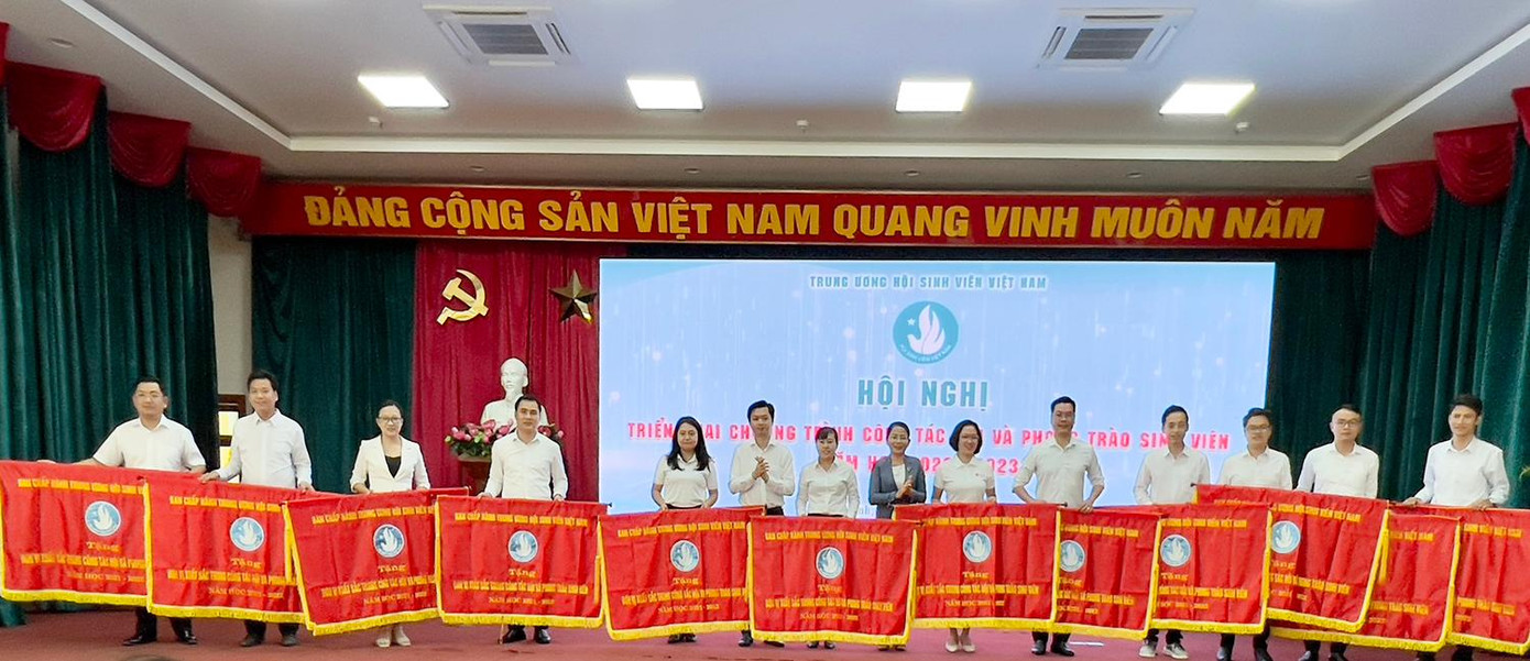 Tại Hội nghị triển khai Chương trình công tác Hội và phong trào sinh viên, năm học 2022 – 2023, T.Ư Hội Sinh viên Việt Nam trao cờ thi đua đơn vị đã có thành tích trong triển khai Chương trình công tác Hội và phong trào sinh viên năm học 2021 – 2022 cho 14 đơn vị.