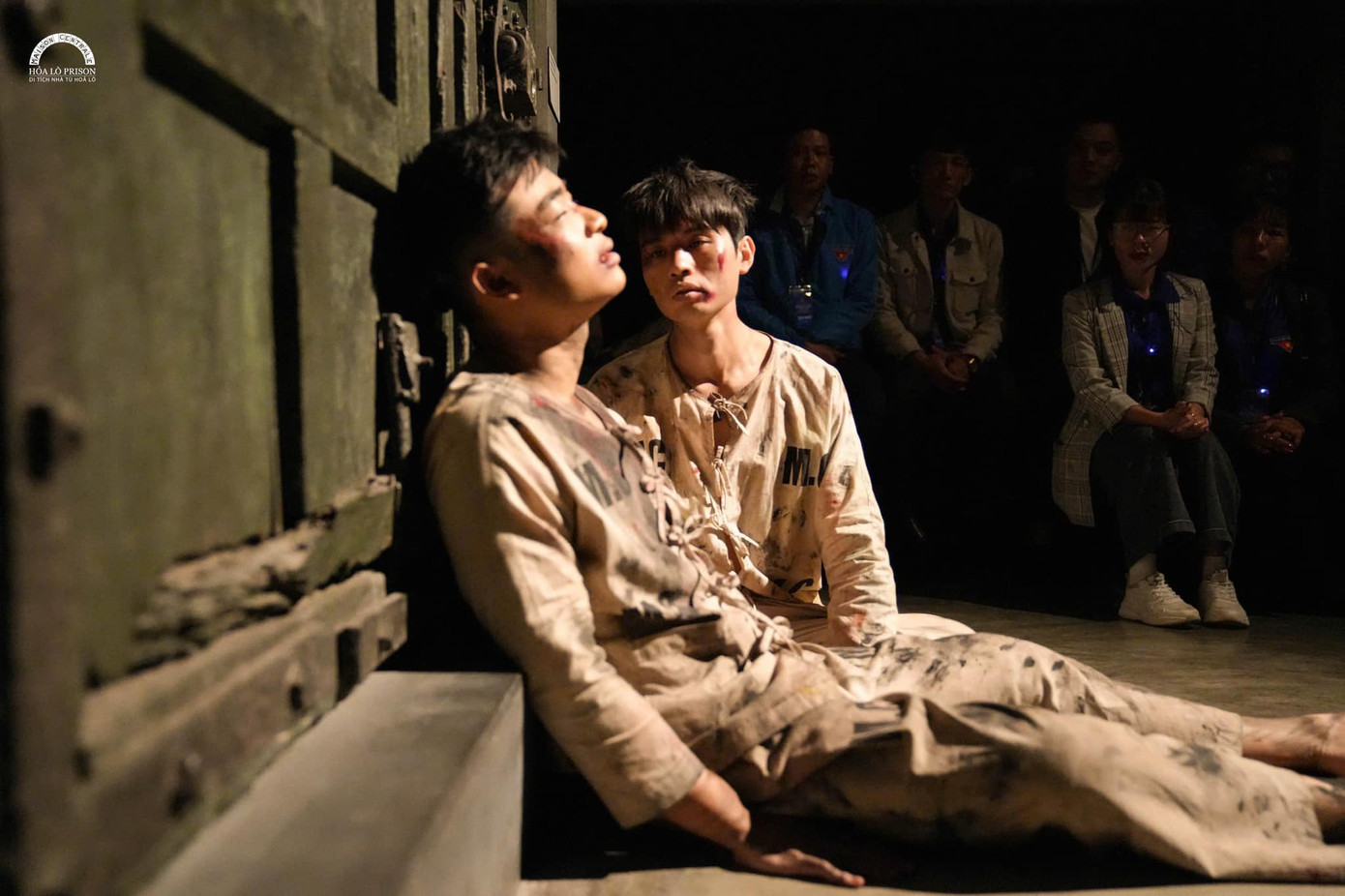 Các cán bộ Đoàn tiêu biểu từ khắp cả nước đã có một hành trình đầy xúc động tại Di tích Nhà tù Hỏa Lò với chương trình Đêm Thiêng liêng: ‘Lửa Thanh xuân’. Các cán bộ Đoàn tiêu biểu từ khắp cả nước đã có một hành trình đầy xúc động tại Di tích Nhà tù Hỏa Lò với chương trình Đêm Thiêng liêng: ‘Lửa Thanh xuân’.