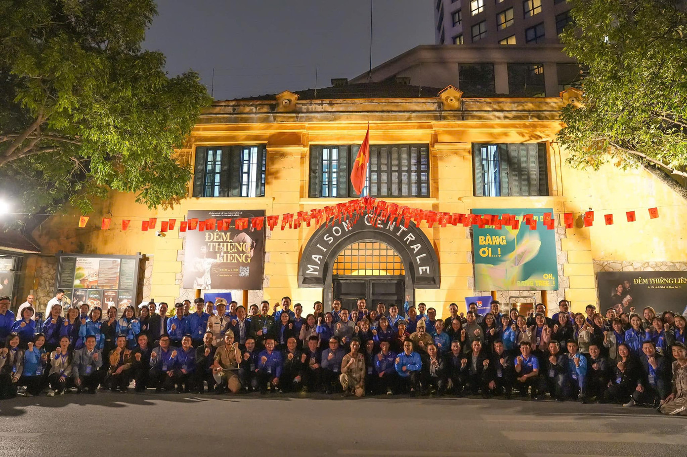 Các cán bộ Đoàn tiêu biểu từ khắp cả nước đã có một hành trình đầy xúc động tại Di tích Nhà tù Hỏa Lò với chương trình Đêm Thiêng liêng: ‘Lửa Thanh xuân’. Các cán bộ Đoàn tiêu biểu từ khắp cả nước đã có một hành trình đầy xúc động tại Di tích Nhà tù Hỏa Lò với chương trình Đêm Thiêng liêng: ‘Lửa Thanh xuân’.