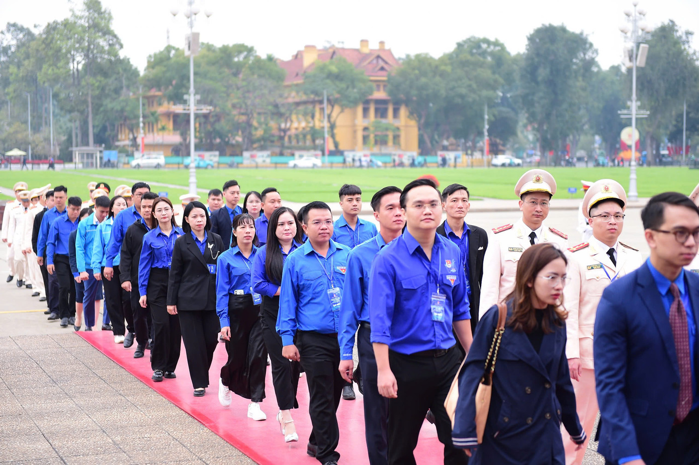 100 cán bộ Đoàn xuất sắc toàn quốc báo công dâng Bác. Ảnh: XUÂN TÙNG 100 cán bộ Đoàn xuất sắc toàn quốc báo công dâng Bác. Ảnh: XUÂN TÙNG