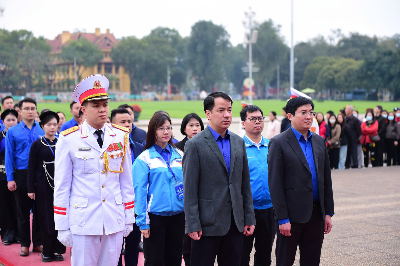 100 cán bộ Đoàn xuất sắc toàn quốc báo công dâng Bác. Ảnh: XUÂN TÙNG 100 cán bộ Đoàn xuất sắc toàn quốc báo công dâng Bác. Ảnh: XUÂN TÙNG