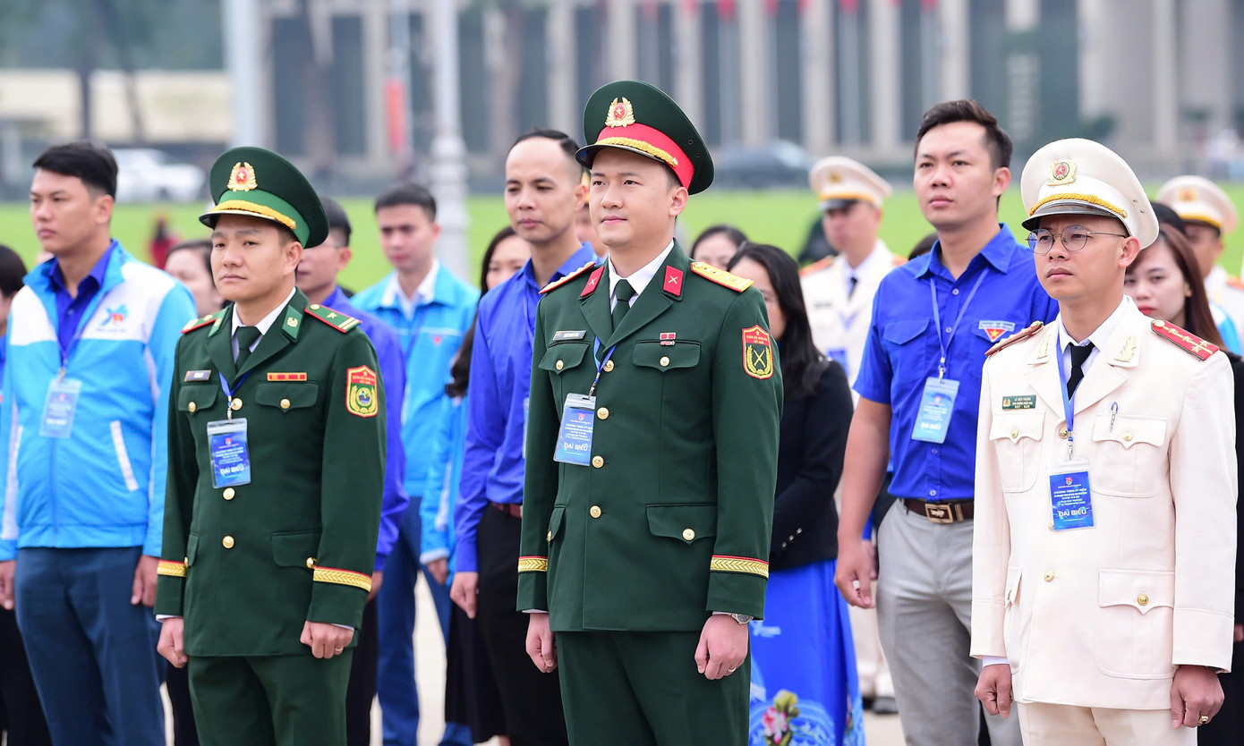 100 cán bộ Đoàn xuất sắc toàn quốc báo công dâng Bác. 100 cán bộ Đoàn xuất sắc toàn quốc báo công dâng Bác.