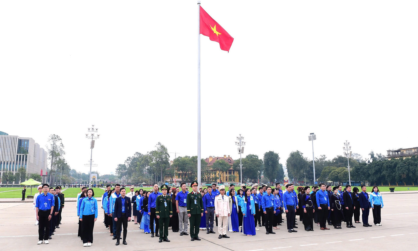 100 cán bộ Đoàn xuất sắc toàn quốc báo công dâng Bác. Ảnh: XUÂN TÙNG 100 cán bộ Đoàn xuất sắc toàn quốc báo công dâng Bác. Ảnh: XUÂN TÙNG