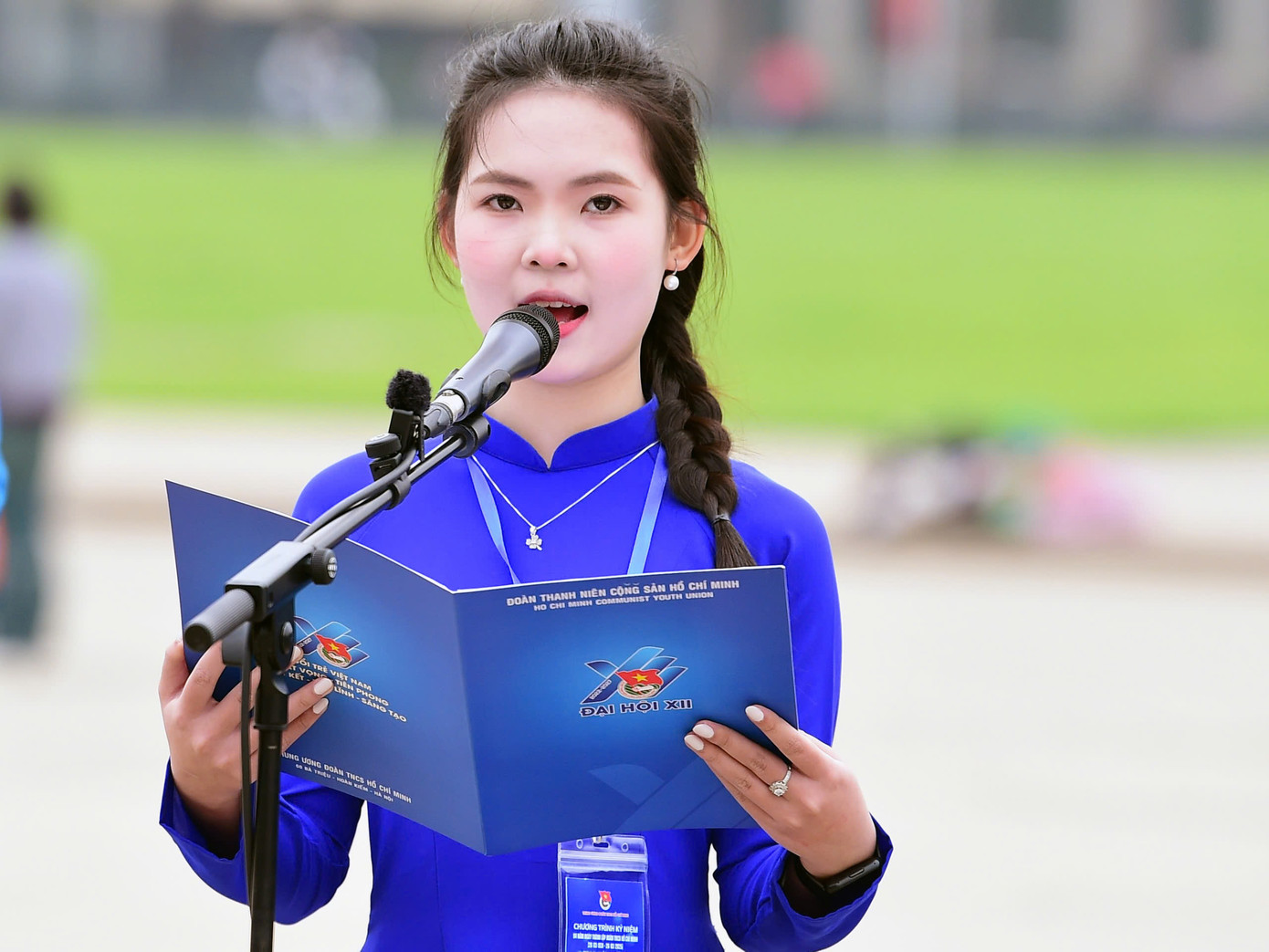 Đại biểu Nguyễn Thị Cẩm Ly - Bí thư Chi Đoàn 12A6, Đoàn trường THPT Cẩm Bình (Hà Tĩnh) báo công tại chương trình. Đại biểu Nguyễn Thị Cẩm Ly - Bí thư Chi Đoàn 12A6, Đoàn trường THPT Cẩm Bình (Hà Tĩnh) báo công tại chương trình.