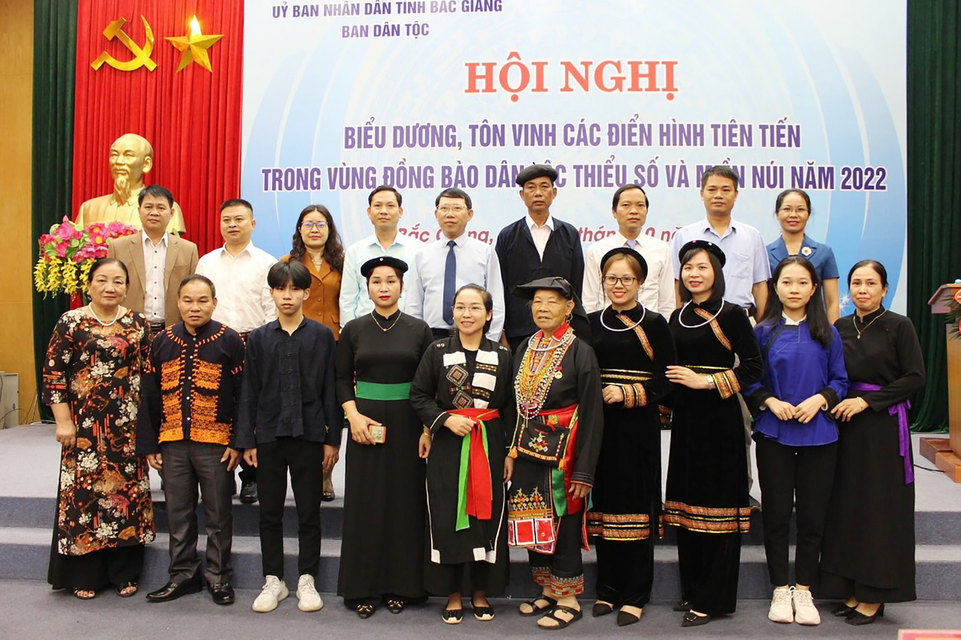 Cô giáo Ninh Thị Ngọc Sen là một trong 60 gương giáo viên được tuyên dương trong chương trình &quot;Chia sẻ cùng thầy cô&quot; năm 2024, do T.Ư Hội LHTN Việt Nam, Bộ GD - ĐT, Tập đoàn Thiên Long phối hợp tổ chức.