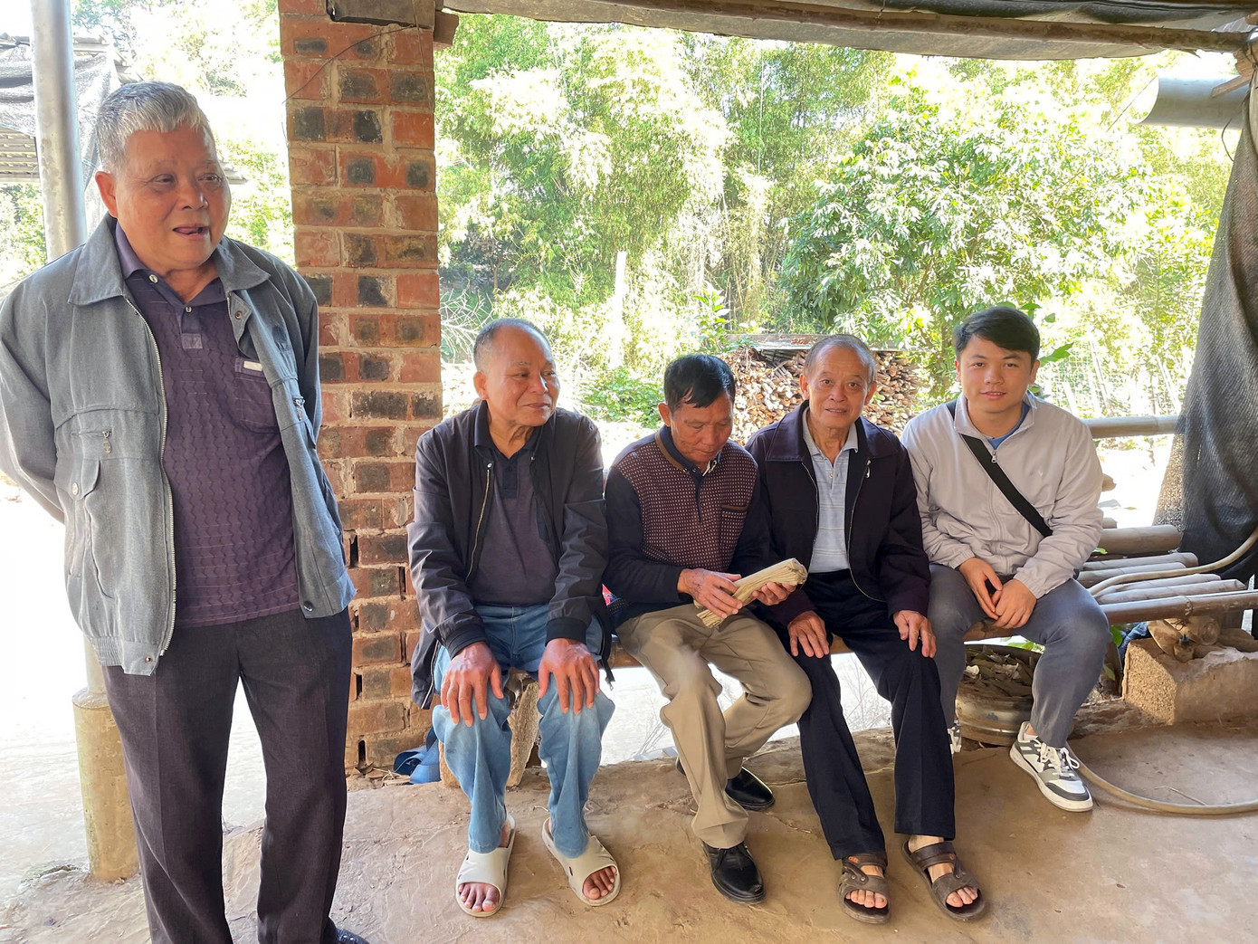 Nhà khoa học trẻ Lý Viết Trường đang trao đổi với thầy Tào (tại huyện Cao Lộc, tỉnh Lạng Sơn). Ảnh: NVCC