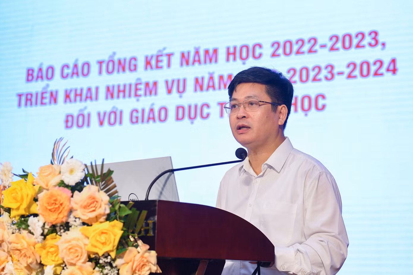 Vụ trưởng Vụ Giáo dục Trung học Nguyễn Xuân Thành báo cáo tại Hội nghị.