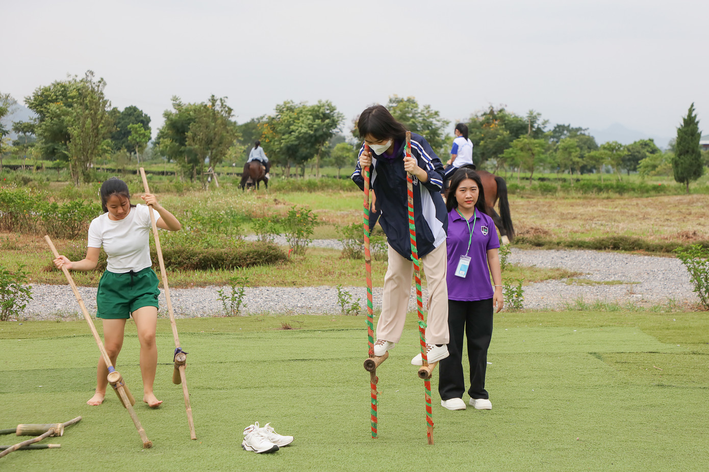 Hàng nghìn sinh viên trải nghiệm trò chơi dân gian trong Lễ khai giảng năm học mới.