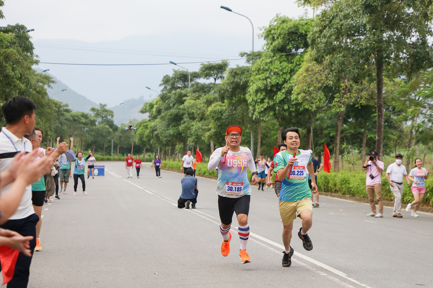 Hàng nghìn sinh viên trải nghiệm trò chơi dân gian trong Lễ khai giảng năm học mới.