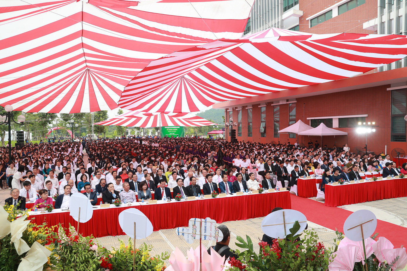 Hàng nghìn sinh viên tham dự Lễ khai giảng năm học mới của ĐHQG Hà Nội tại Hoà Lạc.