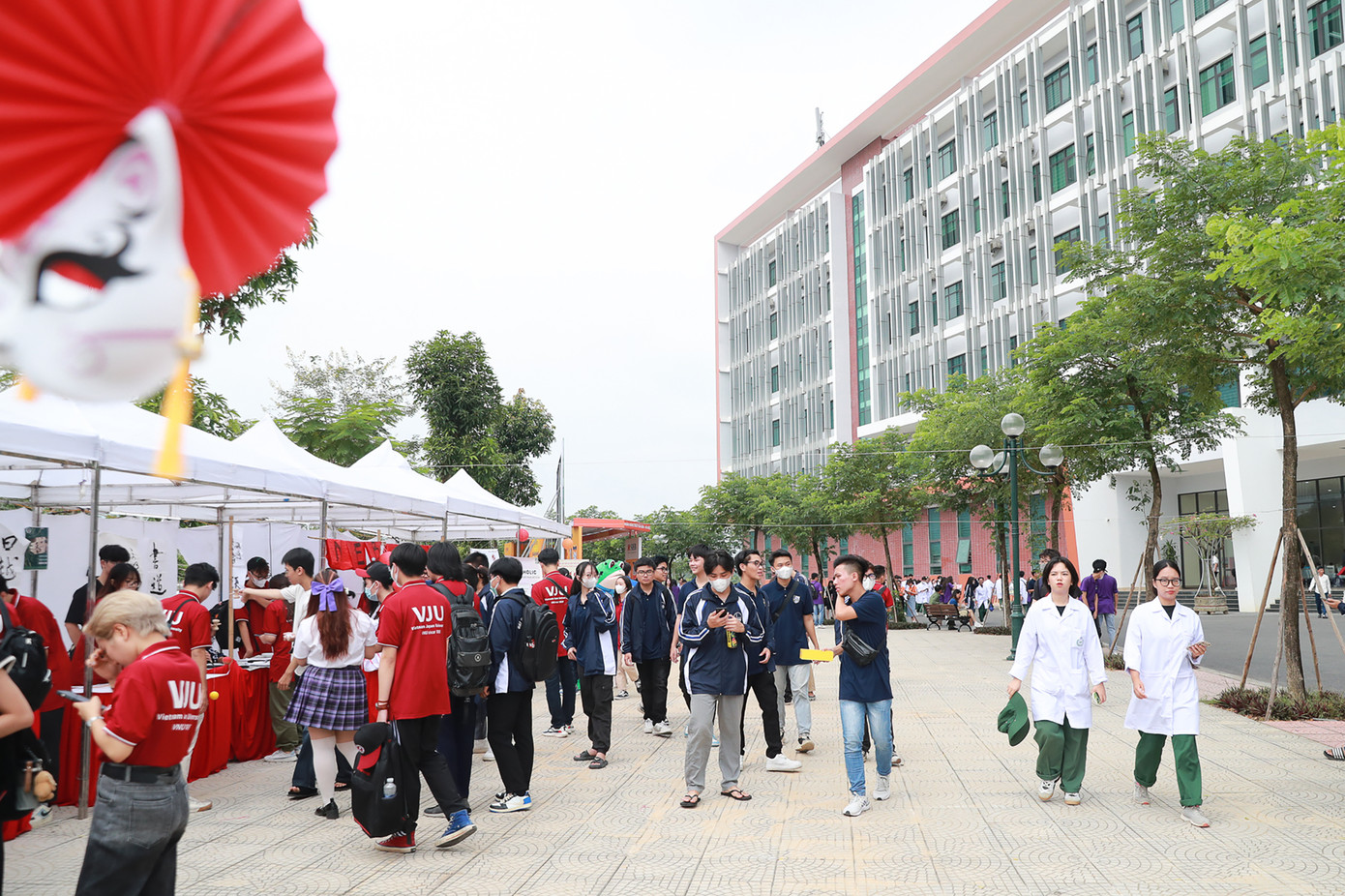 Năm học 2023 - 2024, Khu đô thị ĐHQG Hà Nội đón gần 6.000 học sinh, sinh viên từ 8 trường, khoa trực thuộc.