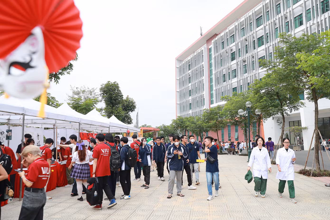 Năm học 2023 - 2024, Khu đô thị ĐHQG Hà Nội đón gần 6.000 học sinh, sinh viên từ 8 trường, khoa trực thuộc.