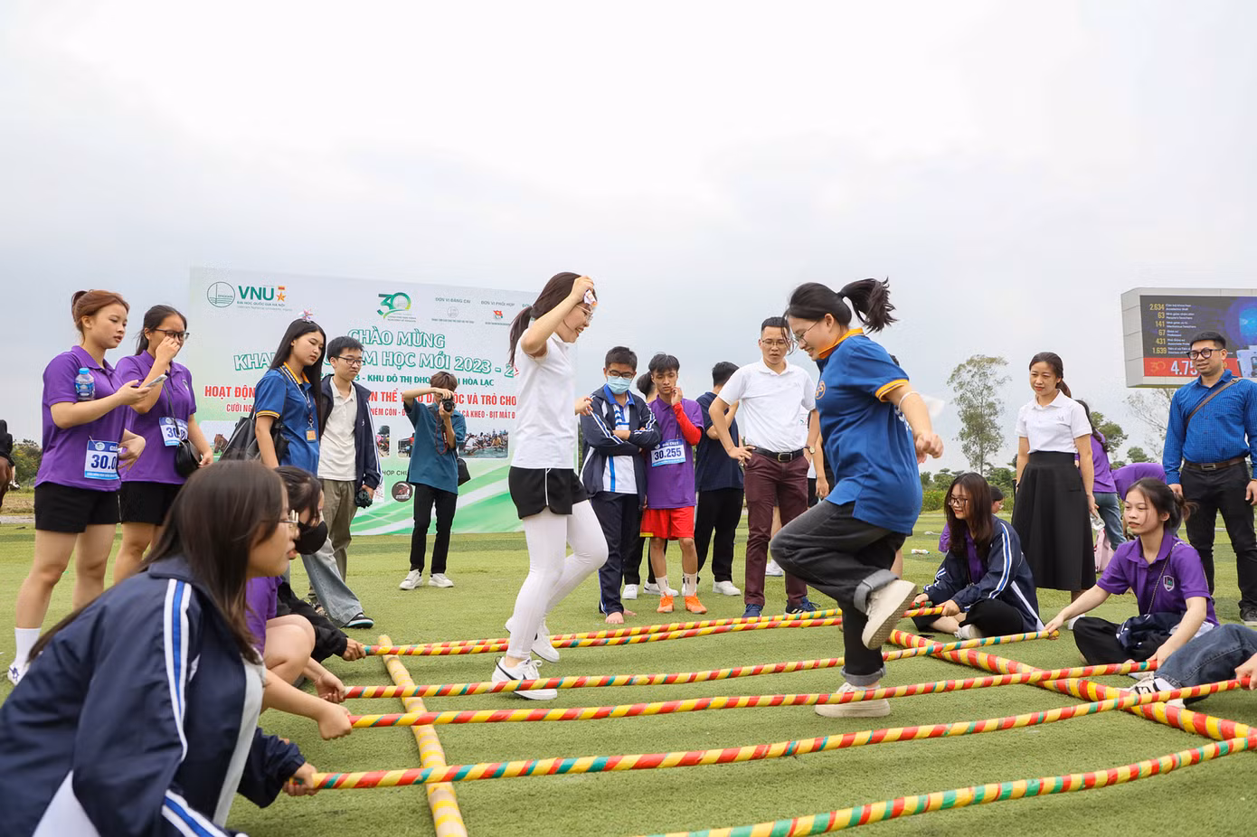 Hàng nghìn sinh viên trải nghiệm trò chơi dân gian trong Lễ khai giảng năm học mới.