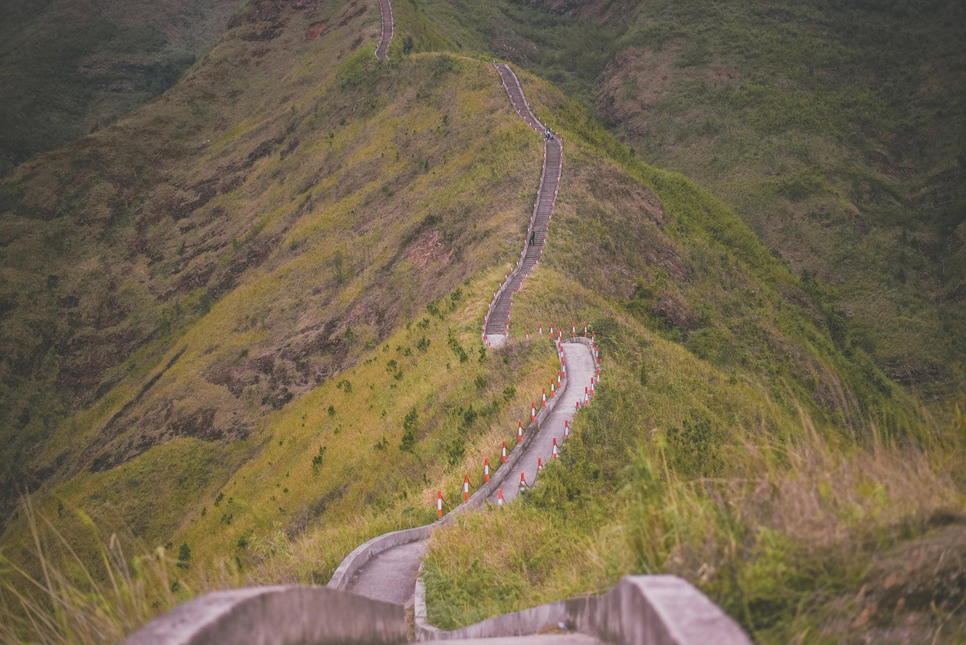 Điểm nhấn của du lịch Bình Liêu có lẽ chính là những rặng cỏ lau trắng muốt, hay vẻ đẹp hữu tình của ruộng bậc thang, thác Khe Vằn. Nhưng đó chưa phải là tất cả, Bình Liêu còn có những điểm đến mang tính “chinh phục” rất thu hút. Điểm nhấn của du lịch Bình Liêu có lẽ chính là những rặng cỏ lau trắng muốt, hay vẻ đẹp hữu tình của ruộng bậc thang, thác Khe Vằn. Nhưng đó chưa phải là tất cả, Bình Liêu còn có những điểm đến mang tính “chinh phục” rất thu hút.