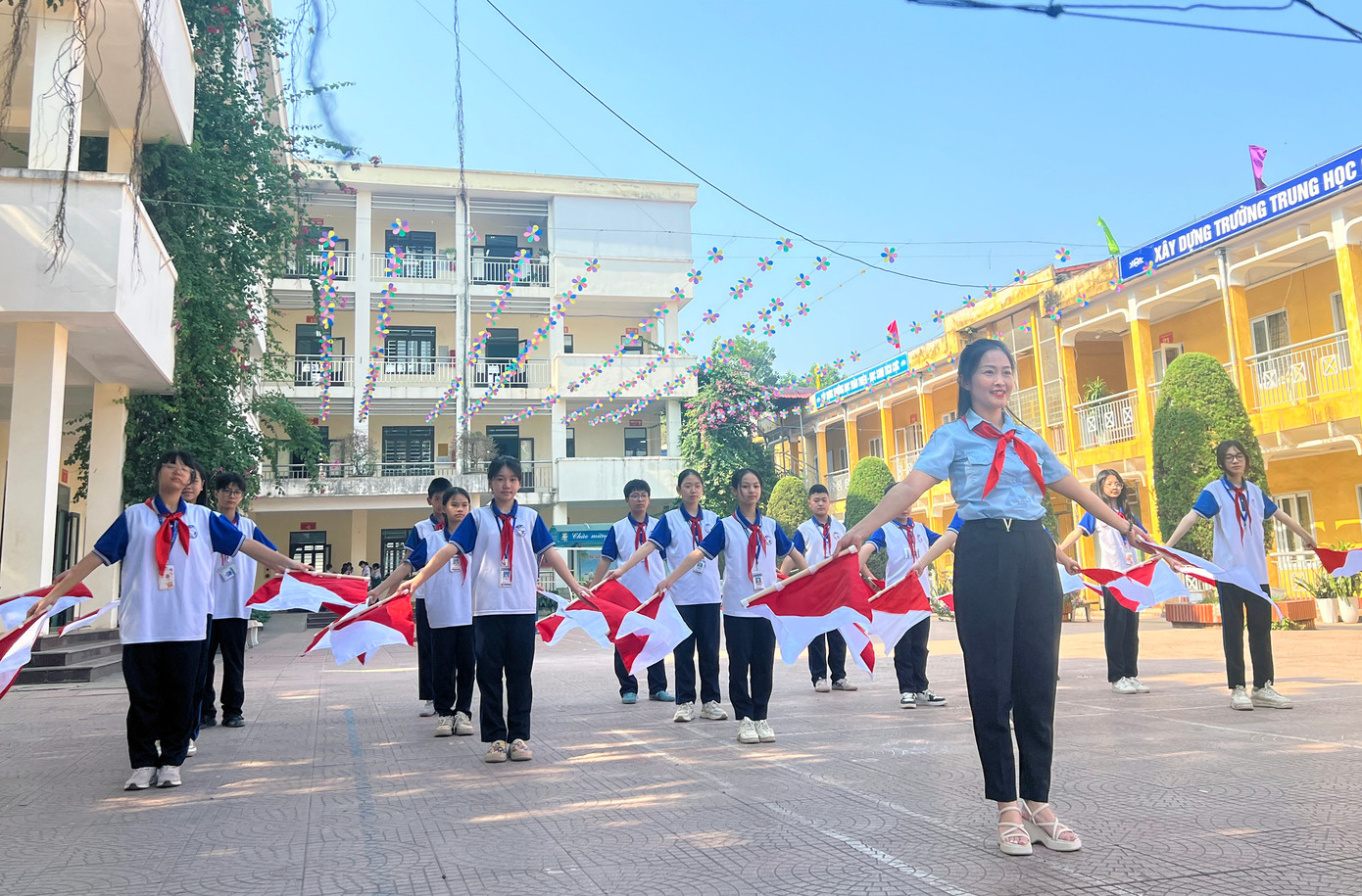 Giờ sinh hoạt đội của giáo viên, học sinh trường THCS Quang Trung.