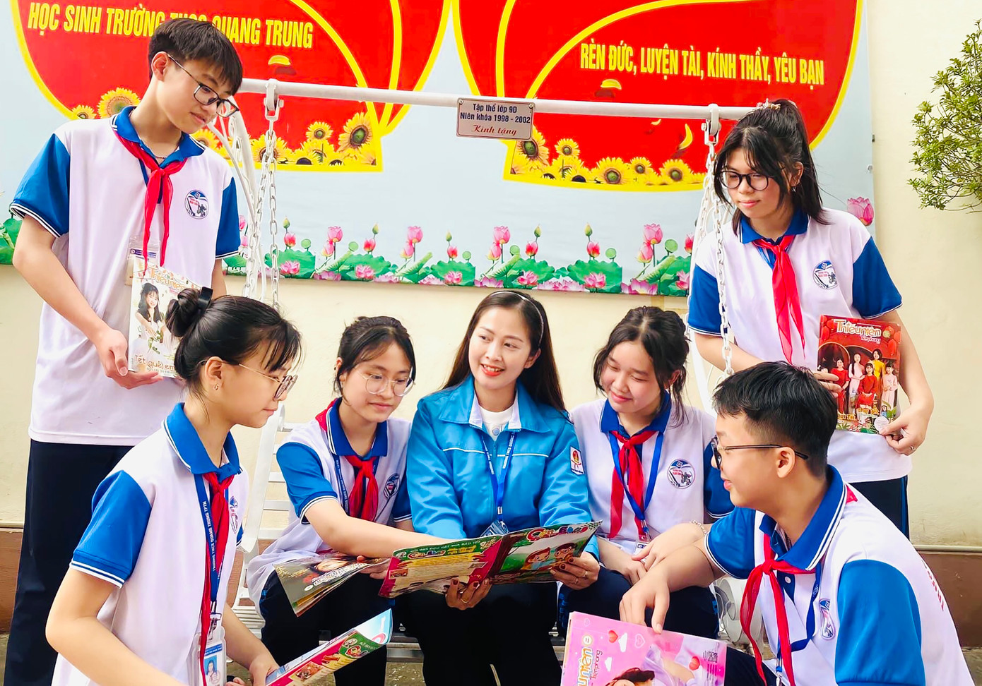 Cô giáo Lê Thị Khánh Hân cùng các em học sinh tại trường THCS Quang Trung.