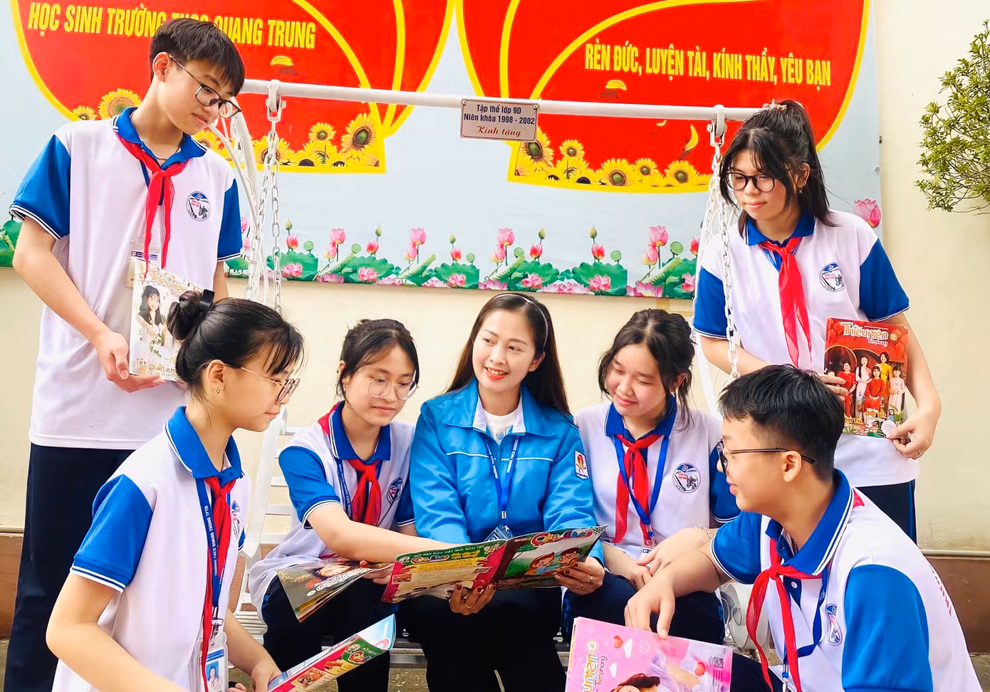 Cô giáo Lê Thị Khánh Hân cùng các em học sinh tại trường THCS Quang Trung.