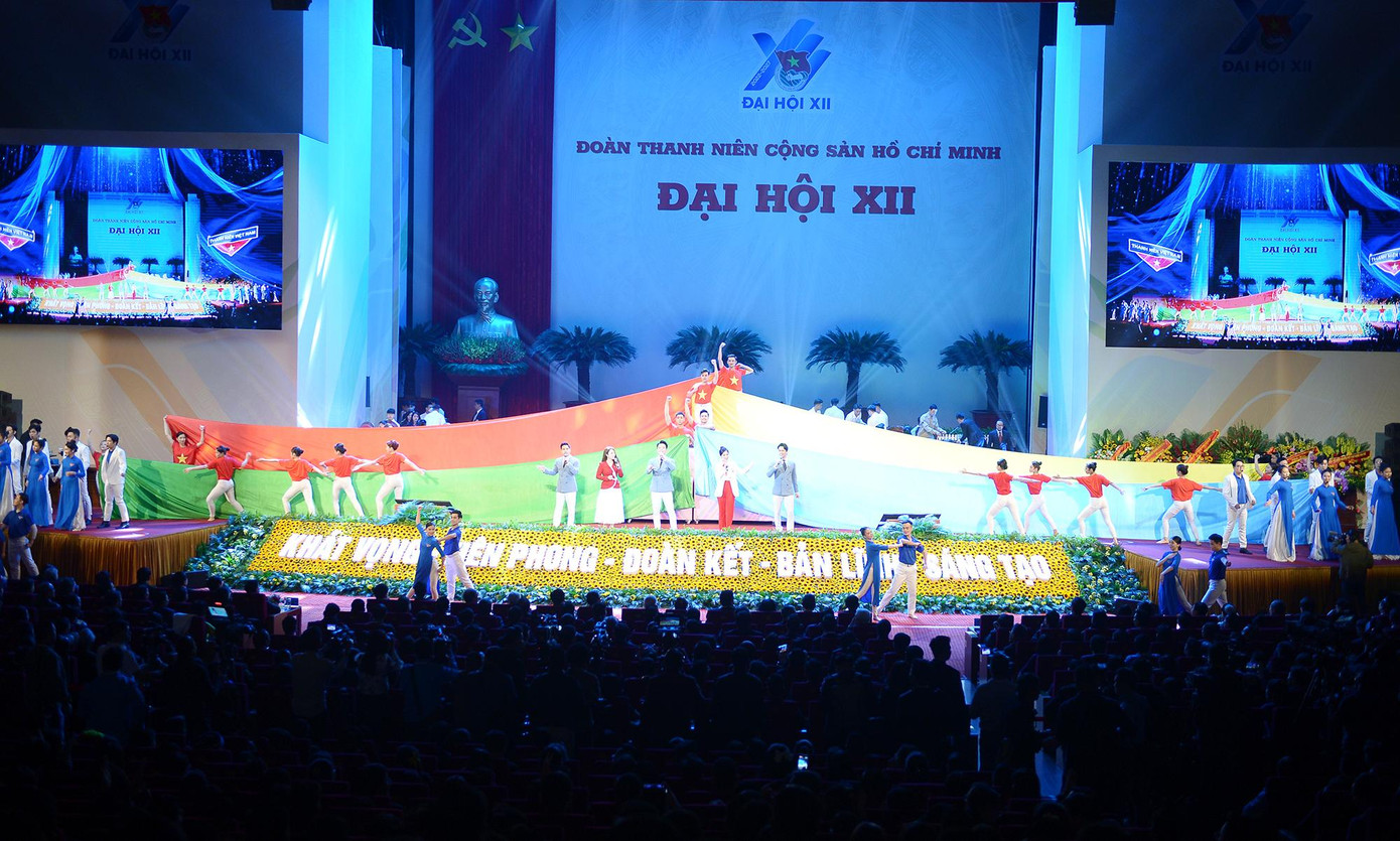 Hà Myo thể hiện ca khúc &apos;Lẽ sống thanh niên&apos; tại Đại hội Đoàn toàn quốc lần thứ XII.