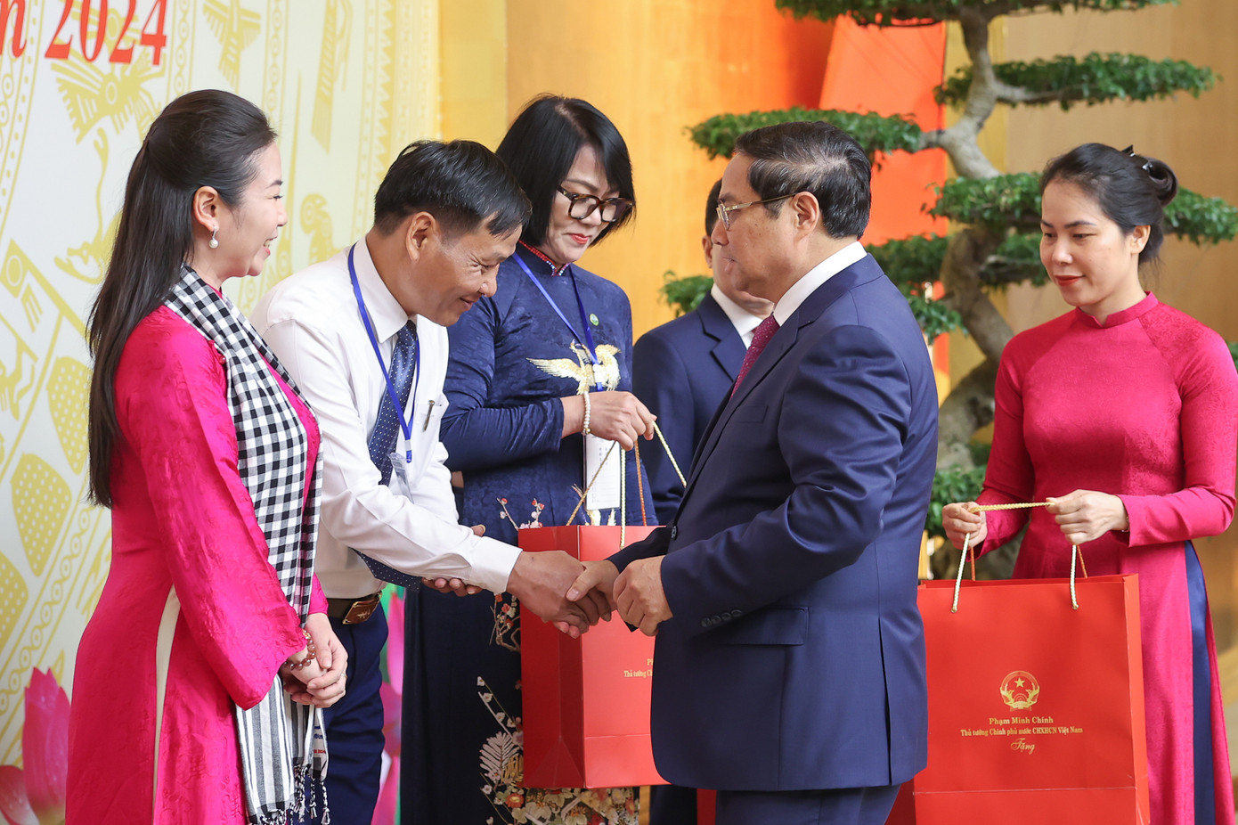 Thủ tướng tặng quà đại diện các nhà giáo tiêu biểu năm 2024 - Ảnh: VGP/Nhật Bắc