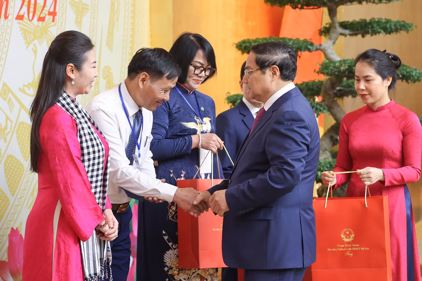 Thủ tướng tặng quà đại diện các nhà giáo tiêu biểu năm 2024 - Ảnh: VGP/Nhật Bắc