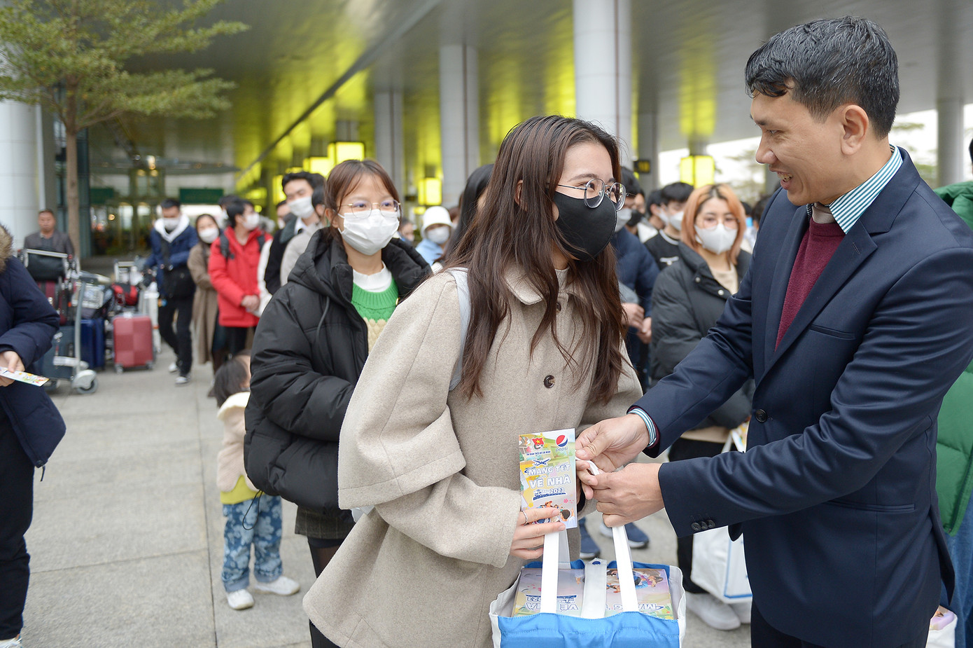 Đại diện Ban Tổ chức tặng quà cho các đối tượng trong chương trình. Đại diện Ban Tổ chức tặng quà cho các đối tượng trong chương trình.