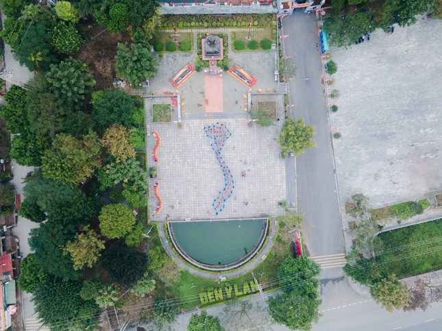 Đại biểu và các đội viên trường THCS Dương Xá cùng tham gia hoạt động xếp hình bản đồ Việt Nam.