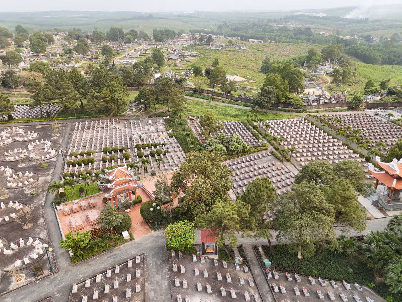 Nghĩa trang Liệt sĩ Trường Sơn, Nghĩa trang Liệt sĩ Đường 9 và Thành cổ Quảng Trị nhìn từ trên cao.
