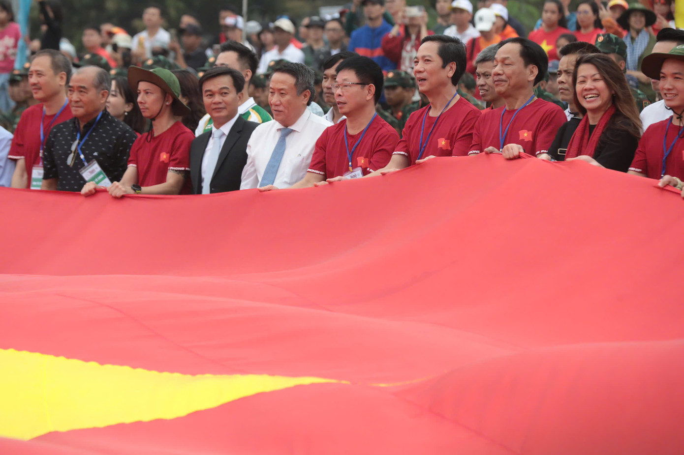 Lễ Thượng cờ Tổ quốc bên đôi bờ Hiền Lương - Bến Hải: Biểu tượng của hoà bình và thống nhất. Lễ Thượng cờ Tổ quốc bên đôi bờ Hiền Lương - Bến Hải: Biểu tượng của hoà bình và thống nhất.