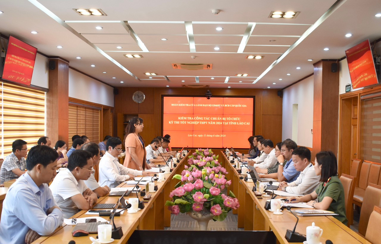 Thứ trưởng Bộ GD - ĐT Nguyễn Thị Kim Chi cùng các thành viên Đoàn công tác số 4, Ban Chỉ đạo cấp Quốc gia Kỳ thi tốt nghiệp THPT năm 2024 làm việc về công tác chuẩn bị kỳ thi tại tỉnh Lào Cai.