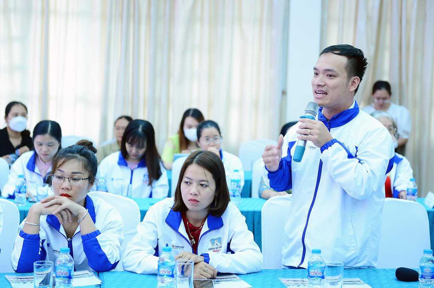 Đại diện các thầy, cô giáo chia sẻ tại chương trình. Ảnh: DƯƠNG TRIỀU Đại diện các thầy, cô giáo chia sẻ tại chương trình. Ảnh: DƯƠNG TRIỀU