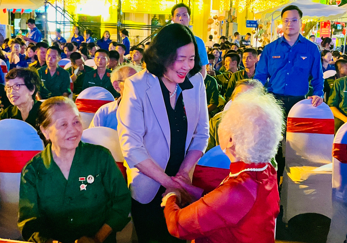 Bí thư Thành uỷ Hà Nội Bùi Thị Minh Hoài chia sẻ với thế hệ thanh niên, sinh viên 'Ba sẵn sàng' tại chương trình.