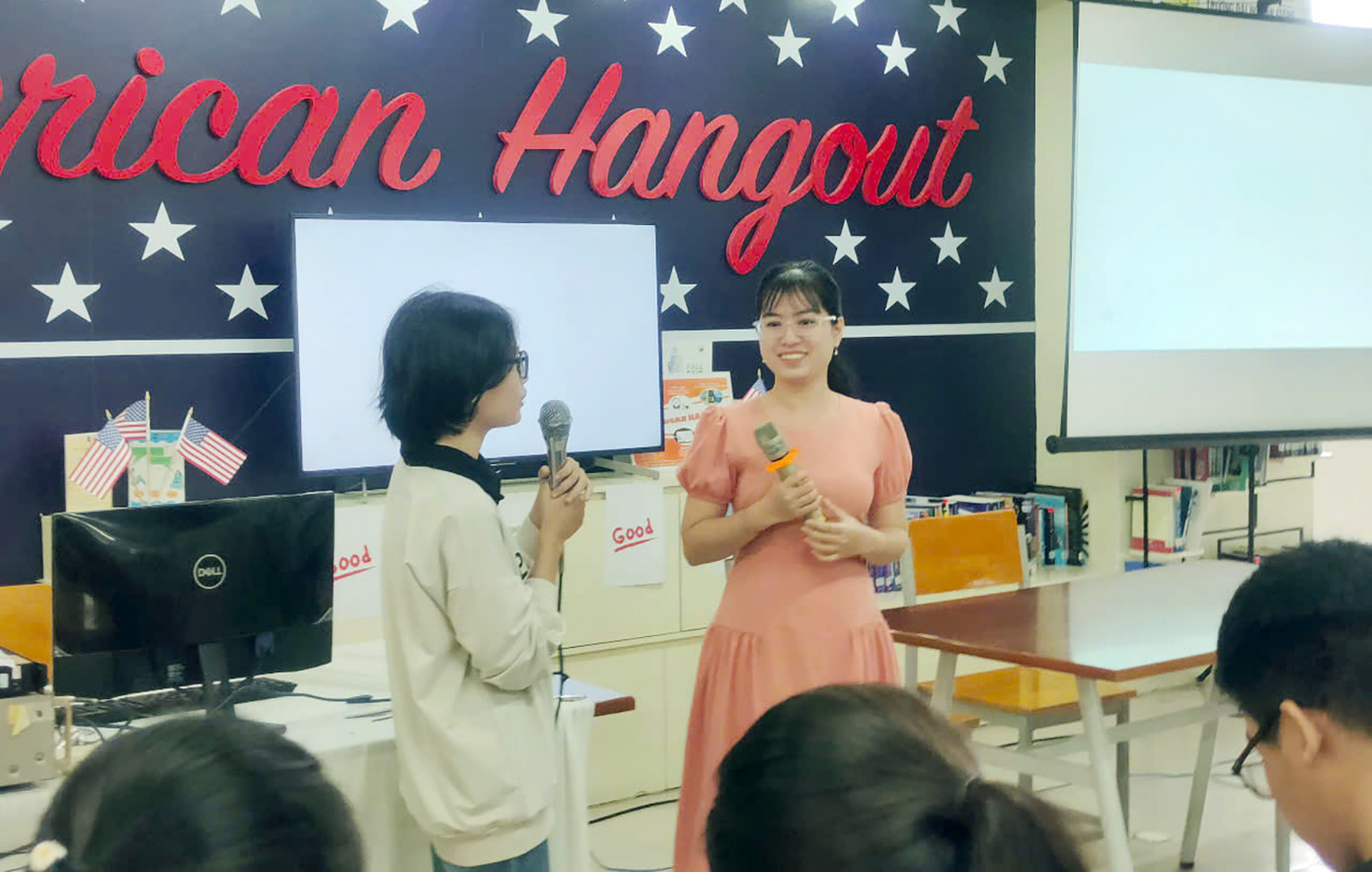 Nữ Bí thư Đoàn truyền cảm hứng cho thanh niên tiên tiến làm theo lời Bác. Ảnh: NVCC