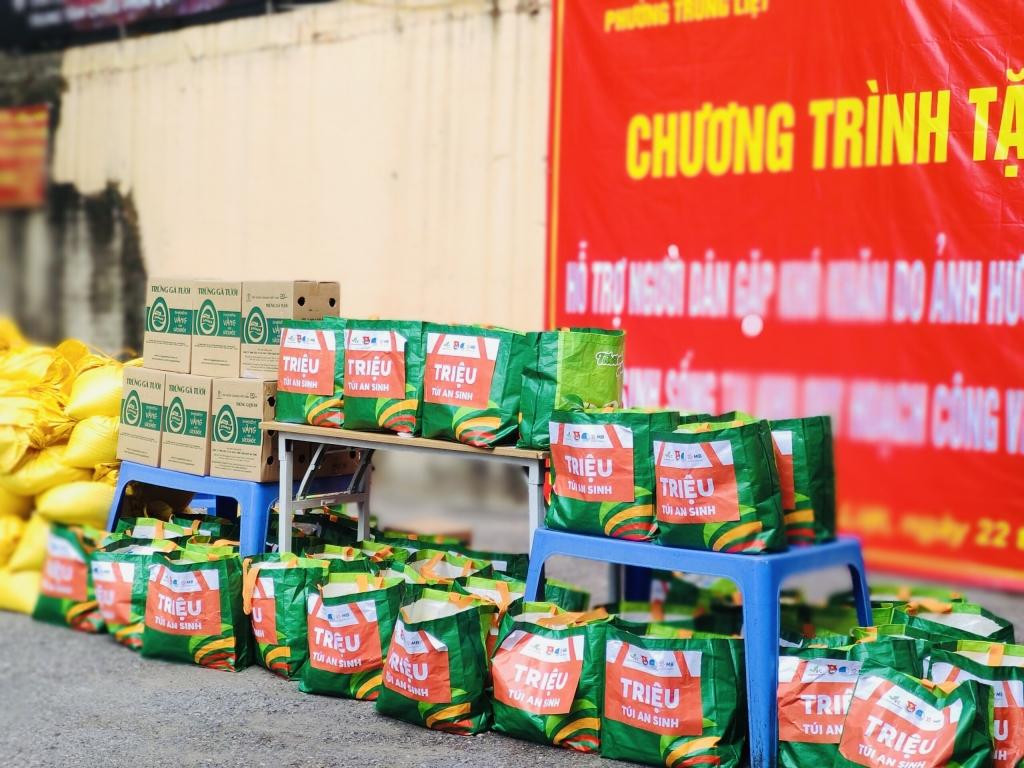 "Túi an sinh" được chuyển đến với nhiều người dân khó khăn. Bí thư Thứ nhất Trung ương Đoàn kêu gọi người trẻ tiết kiệm, sẻ chia với Nhân dân vùng dịch