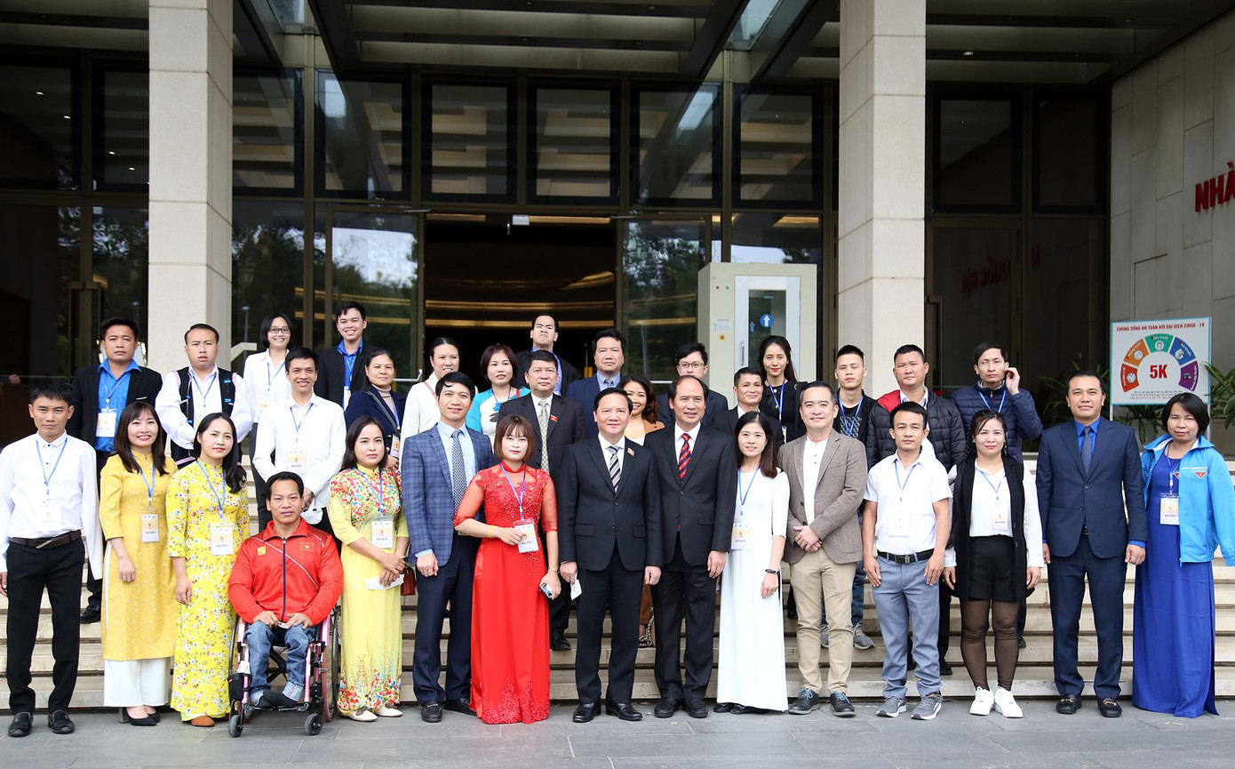 Nhân dịp này, Phó Chủ tịch Quốc hội Nguyễn Khắc Định đã tặng quà các đại biểu được tuyên dương trong chương trình “Tỏa sáng nghị lực Việt”, năm 2021. Ảnh: LÂM ĐĂNG HẢI