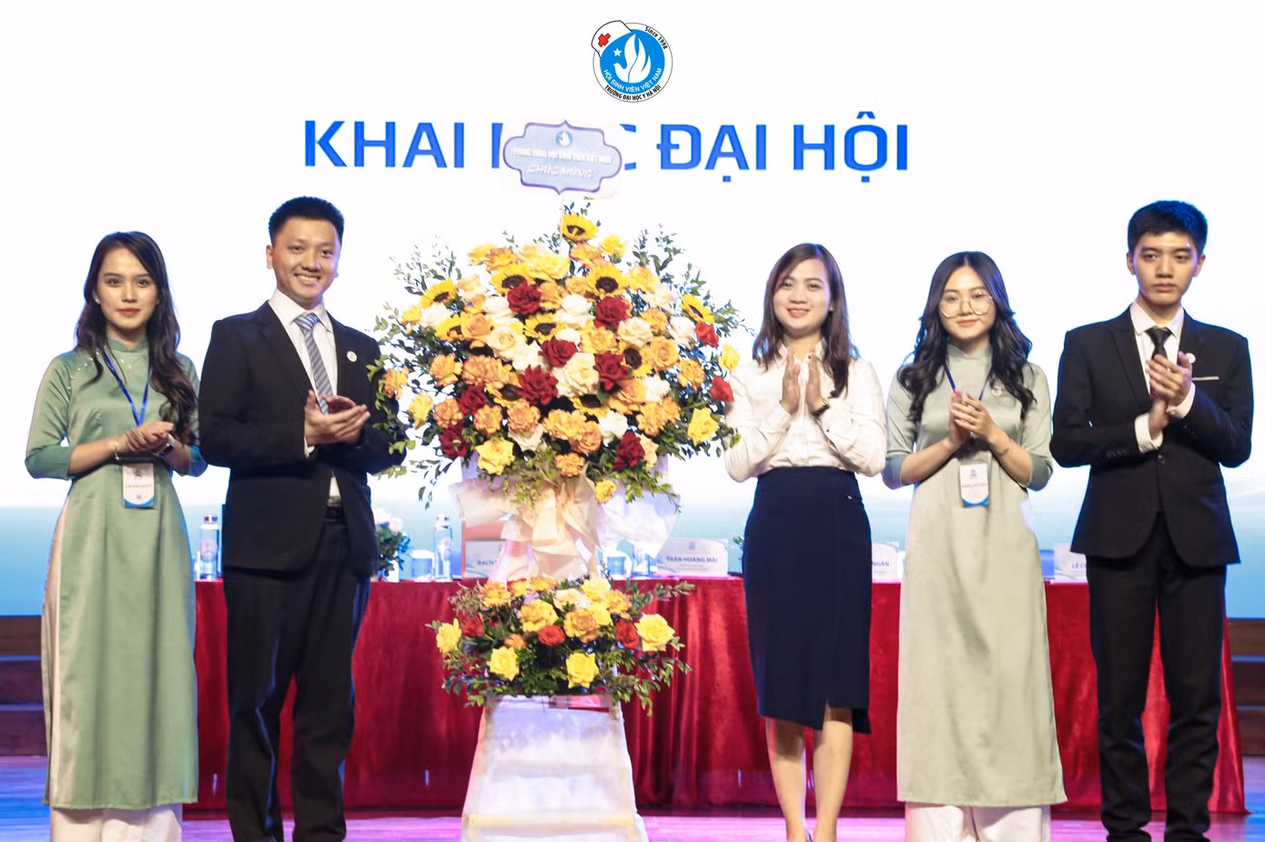 Chị Nguyễn Lưu Trà My - Chánh Văn phòng T.Ư Hội Sinh viên Việt Nam tặng hoa chúc mừng Đại hội.
