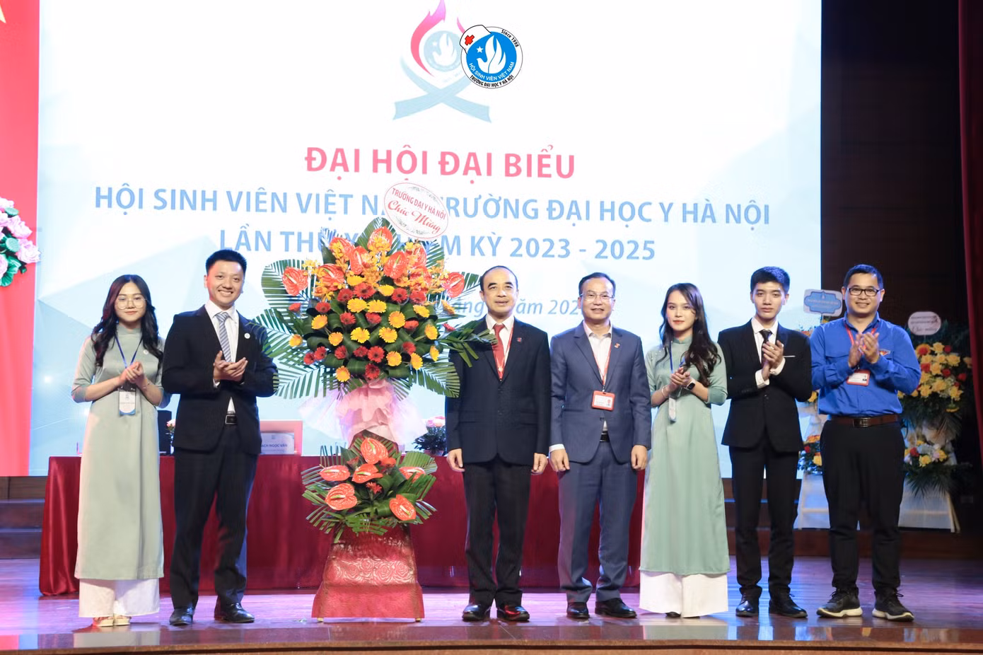 GS. TS. BS Nguyễn Hữu Tú - Phó Bí thư Đảng ủy, Hiệu trưởng và đại diện lãnh đạo trường ĐH Y Hà Nội tặng hoa chúc mừng Đại hội.