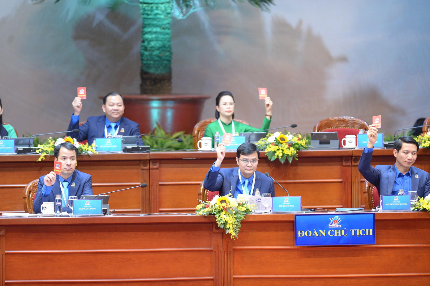 Đoàn Chủ tịch biểu quyết thông qua đề án nhân sự. Ảnh: NHƯ Ý Đoàn Chủ tịch biểu quyết thông qua đề án nhân sự. Ảnh: NHƯ Ý