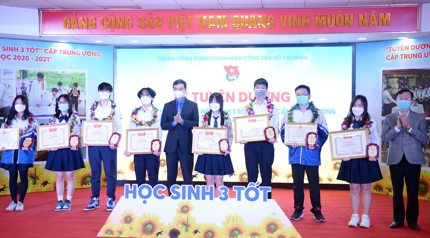 Ban Tổ chức trao bằng khen và phần thưởng cho học sinh 3 tốt tại điểm cầu Hà Nội. Ảnh: DƯƠNG TRIỀU Ban Tổ chức trao bằng khen và phần thưởng cho học sinh 3 tốt tại điểm cầu Hà Nội. Ảnh: DƯƠNG TRIỀU