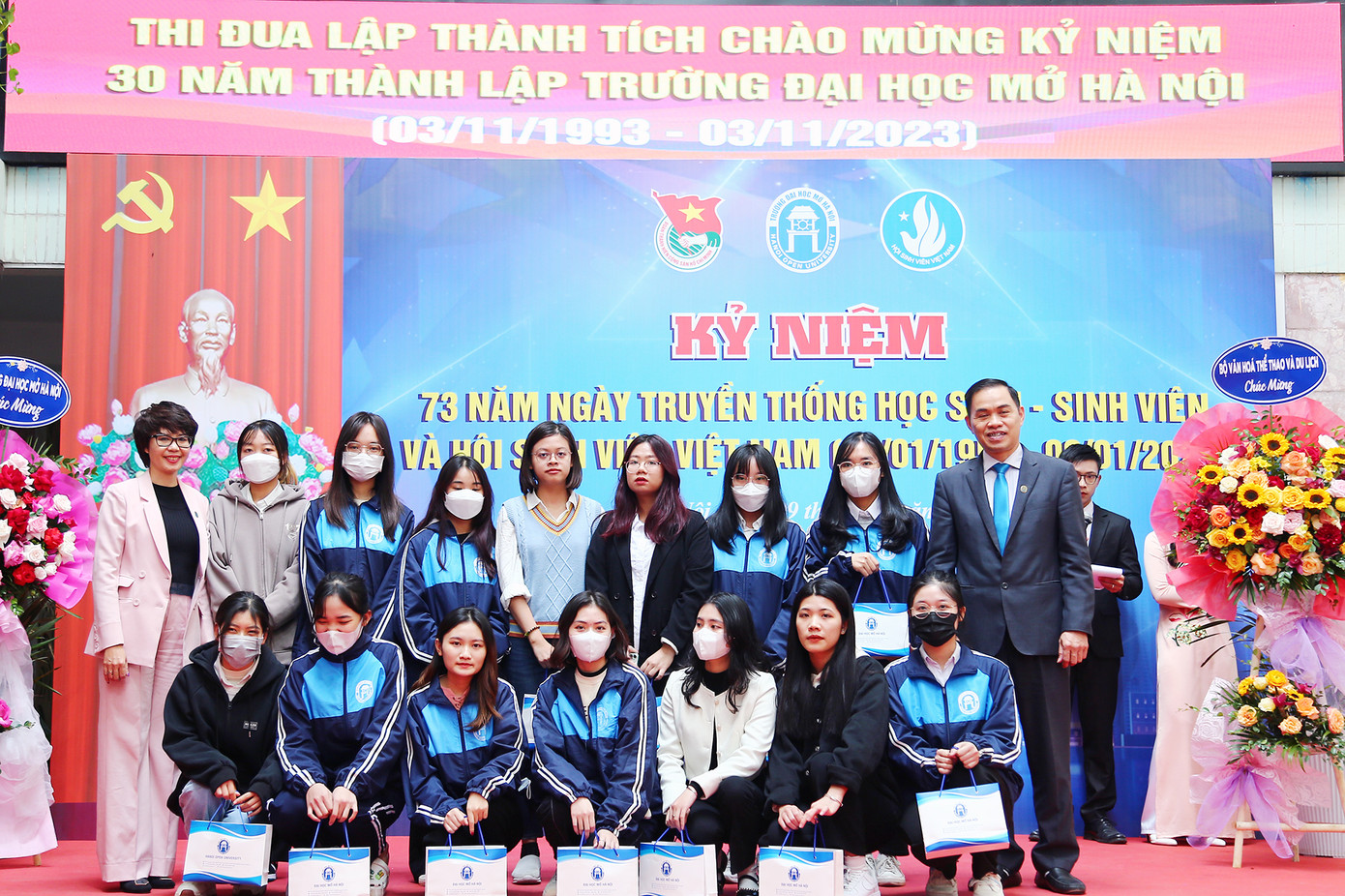 Nhân dịp này, trường ĐH Mở Hà Nội đã trao những phần quà "Tết yêu thương" cho sinh viên. Nhân dịp này, trường ĐH Mở Hà Nội đã trao những phần quà "Tết yêu thương" cho sinh viên.